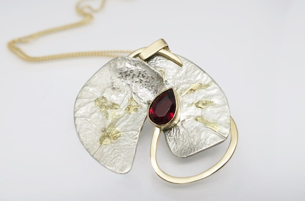 Pendentif "La Rose" en or jaune, argent et grenat