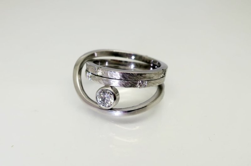 Bague Moebius en or blanc 18K et diamants