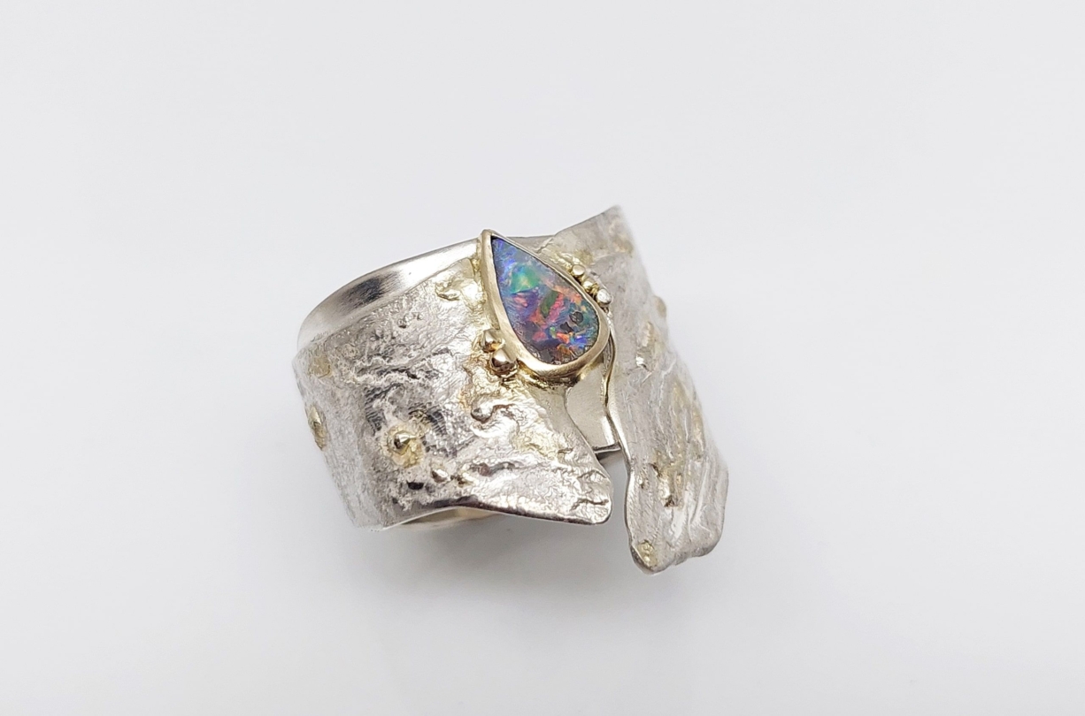 Bague "Tectoniques" en argent or jaune 18ct, opale, émeraudes
