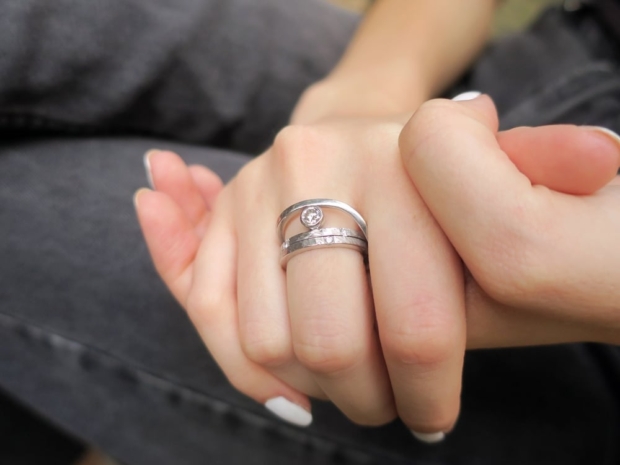 Bague de fiançailles, solitaire "Möbius" en or blanc 18 carats palladié et diamants – Image 3