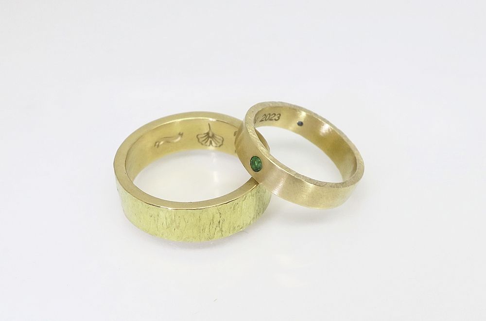 Alliances "Ecorces" or jaune 18 ct, émeraude, saphir