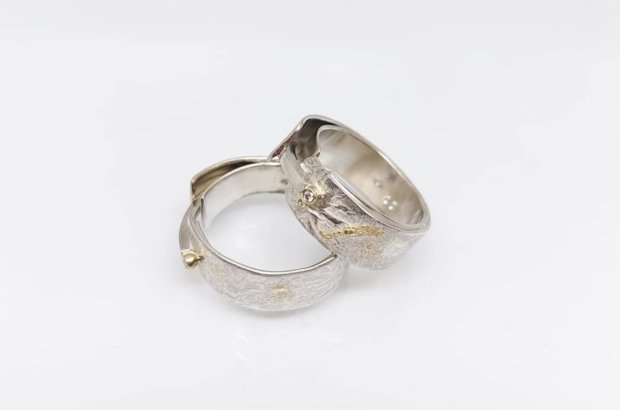 Anneaux ou alliances en argent, or jaune et diamants