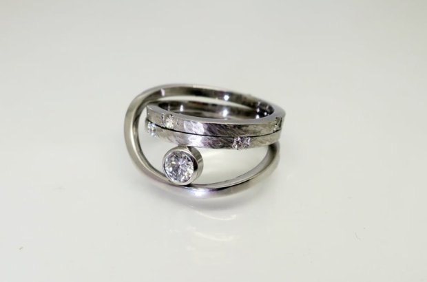 Bague de fiançailles, solitaire "Möbius" en or blanc 18 carats palladié et diamants