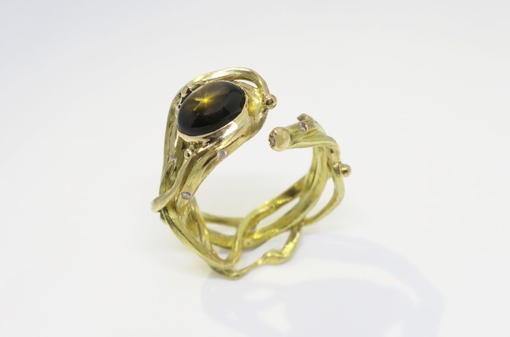 Bague "Lianes" or jaune, diamants et saphir noir étoilé