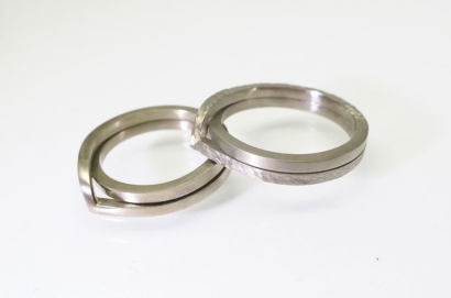 Alliances "Möbius" en or blanc palladié 18ct Alliances "Möbius" en or blanc palladié 18ct