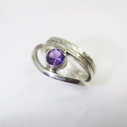 Bague "Möbius" en argent et améthyste Bague "Möbius" en argent et améthyste