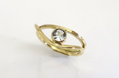 Bague de fiançailles "Möbius" en or jaune 18ct et aigue-marine Bague de fiançailles "Möbius" en or jaune 18ct et aigue-marine