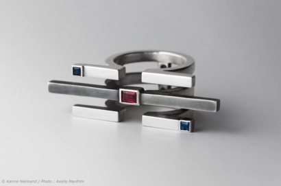 Bague sculpturale argent, saphirs, spinelle (2012) Bague sculpturale argent, saphirs, spinelle (2012)