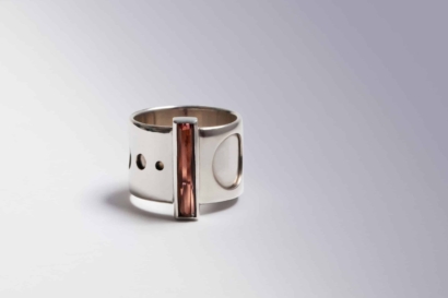 Anneau "Mémoires" en or blanc ou argent, tourmaline longue Anneau "Mémoires" en or blanc ou argent, tourmaline longue