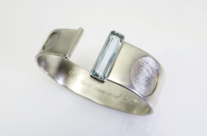 Bracelet "Mémoires" en argent massif et aigue-marine Bracelet "Mémoires" en argent massif et aigue-marine