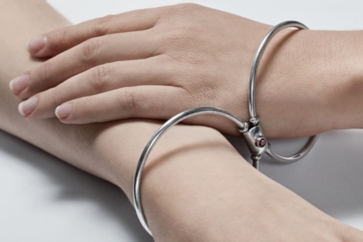 Bracelet-Menottes. Création 2009 Bracelet-Menottes. Création 2009