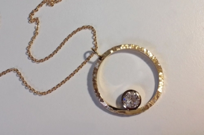 Pendentif "Möbius" en or jaune 18 carats et diamant 5mm Pendentif "Möbius" en or jaune 18 carats et diamant 5mm