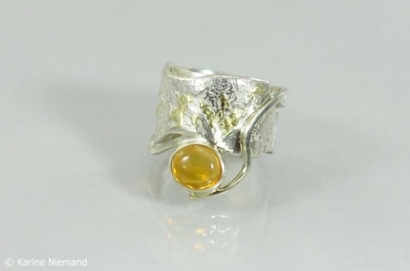 Bague "Tectoniques" en argent, or jaune et opale de feu Bague "Tectoniques" en argent, or jaune et opale de feu
