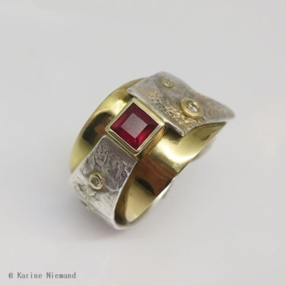 Bague Or jaune 18 ct, argent, rubis, diamants. Bague Or jaune 18 ct, argent, rubis, diamants.