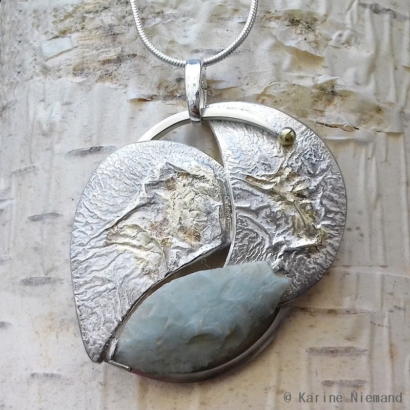 Pendentif "Tectoniques" en argent, or fusionné, silex Pendentif "Tectoniques" en argent, or fusionné, silex