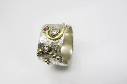 Anneau en or jaune 18ct et argent, diamants, rubis Anneau en or jaune 18ct et argent, diamants, rubis