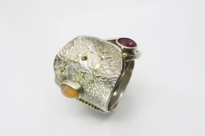 Bague sculpturale (3cm), argent et or, opale de feu et grenat Bague sculpturale (3cm), argent et or, opale de feu et grenat