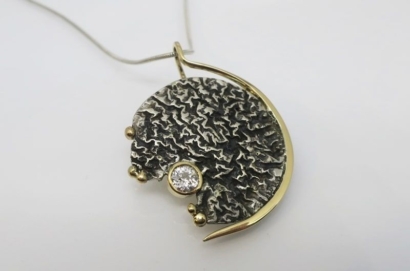 Pendentif Or jaune 18Ct, argent texturé et noirci, diamant 4mm Pendentif Or jaune 18Ct, argent texturé et noirci, diamant 4mm