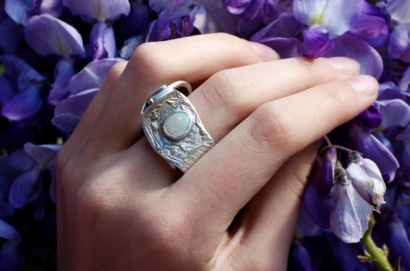 Bague en argent, or jaune, opale Bague en argent, or jaune, opale