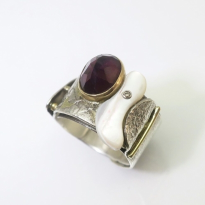 Bague en argent et or jaune, grenat, diamant et nacre Bague en argent et or jaune, grenat, diamant et nacre