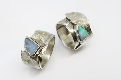 Anneaux "Tectoniques" en argent , or jaune et opales Anneaux "Tectoniques" en argent , or jaune et opales