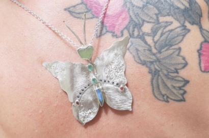 Pendentif en argent avec émeraudes saphirs, opale, émeraudes, et verre Pendentif en argent avec émeraudes saphirs, opale, émeraudes, et verre