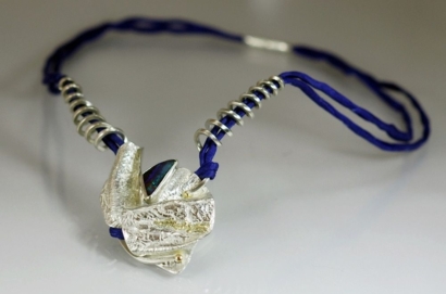 Collier "Tectoniques" en argent, or jaune opale, soie. 2015 Collier "Tectoniques" en argent, or jaune opale, soie. 2015