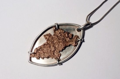 Pendentif. 2011 (argent, cuivre, bronze brut). 2011 Pendentif. 2011 (argent, cuivre, bronze brut). 2011