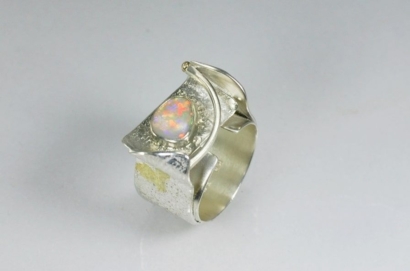 Bague "Beth" (2016) en argent, or jaune et opale Bague "Beth" (2016) en argent, or jaune et opale