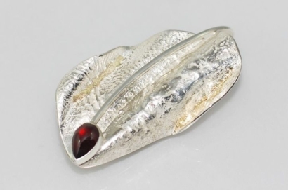 Broche en argent, or jaune et grenat (6cm). 2015 Broche en argent, or jaune et grenat (6cm). 2015