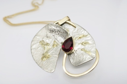 Pendentif "La Rose" en or jaune, argent et grenat Pendentif "La Rose" en or jaune, argent et grenat