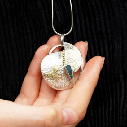 Pendentif en argent, or jaune et opale boulder Pendentif en argent, or jaune et opale boulder