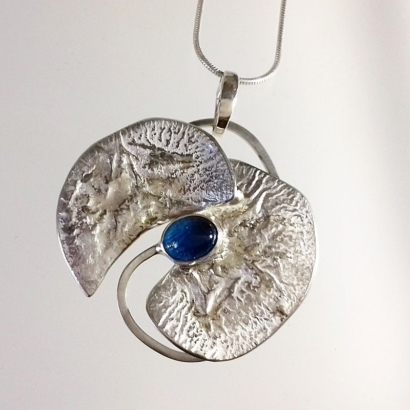 Pendentif en argent, or jaune et apatite Pendentif en argent, or jaune et apatite