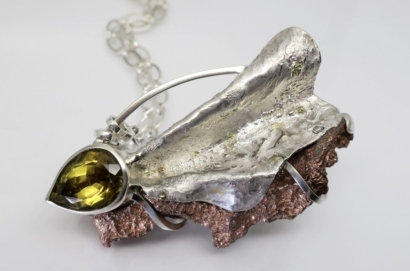 Pendentif/sculpture "Tectoniques" en argent, cuivre natif et citrine Pendentif/sculpture "Tectoniques" en argent, cuivre natif et citrine