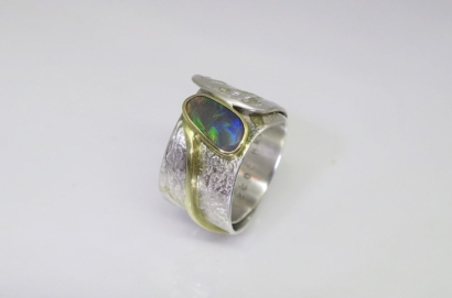 Anneau "Tectoniques" . Or , argent, opale, diamant