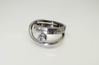 Bague Moebius en or blanc palladié 18 ct et diamants Bague Moebius en or blanc palladié 18 ct et diamants