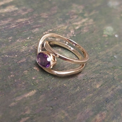 Bague "Moebius" en or jaune 18ct et améthyste Bague "Moebius" en or jaune 18ct et améthyste