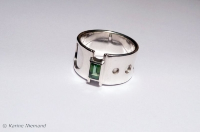 Anneau "Mémoires" en or blanc ou argent pierre rectangulaire Anneau "Mémoires" en or blanc ou argent pierre rectangulaire