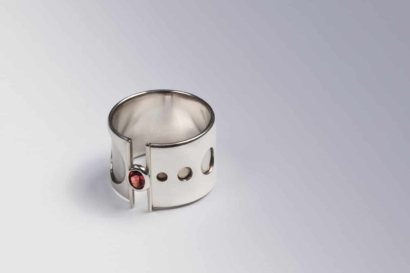 Anneau "Mémoires" en or blanc ou argent et pierre gemme ovale Anneau "Mémoires" en or blanc ou argent et pierre gemme ovale