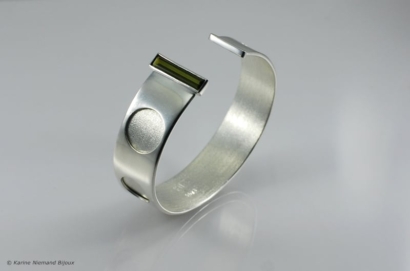 Bracelet "Mémoires" en argent massif et tourmaline verte Bracelet "Mémoires" en argent massif et tourmaline verte