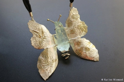 Collier/sculpture Papillon en argent, or fusionné, aigue-marine brute, soie Collier/sculpture Papillon en argent, or fusionné, aigue-marine brute, soie