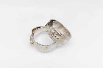 Bagues d'union "Tectoniques" en argent, or jaune, et diamants Bagues d'union "Tectoniques" en argent, or jaune, et diamants