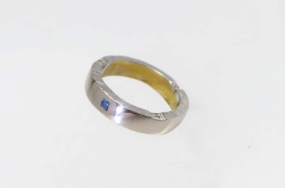 Alliance or blanc palladié 18 ct, saphir, diamants Alliance or blanc palladié 18 ct, saphir, diamants