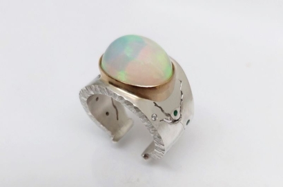 Bague argent et or jaune, opale, diamants et émeraudes Bague argent et or jaune, opale, diamants et émeraudes