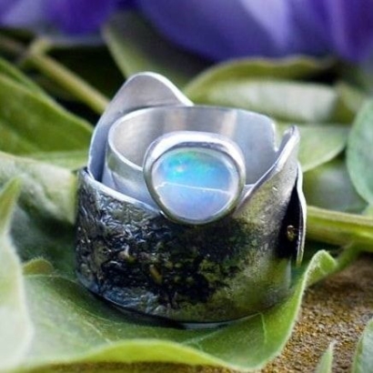 Bague en argent, or jaune, opale "contraluz" Bague en argent, or jaune, opale "contraluz"