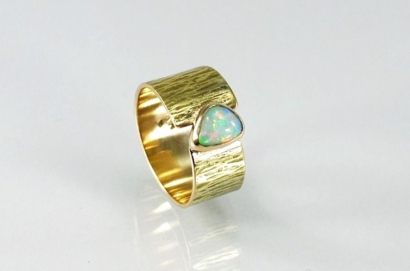 Anneau or jaune 18ct et opale australienne Anneau or jaune 18ct et opale